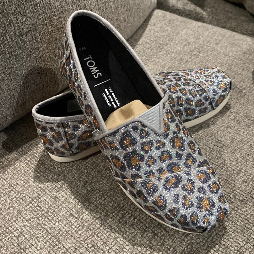 Girls TOMS Silver Glitter Cheetah Alpargata. Brand New. Size W5.